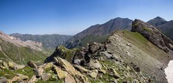 Вылезли правее перевала. Спуск по гребню к туру на перевале Московский.