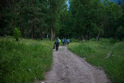 Вечером идём по дороге в долине реки Кизгыч к стоянке.