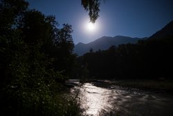 Лунной ночью в долине реки Кизгыч.