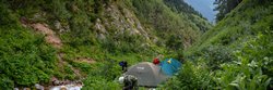 Панорама четвёртого лагеря на дне каньона ручья по пути к перевалу Чигордали Южный.
