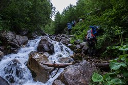 Продолжаем подъём по каньону вдоль ручья к перевалу Чигордали Южный.