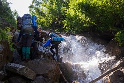 Подъём по каньону вдоль ручья к перевалу Чигордали Южный. Преодолеваем сырые скалы в самом узком месте каньона.