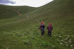 Начало спуска с перевала Чигордали Южный. Спускающаяся с южной седловины тропа быстро теряется.