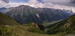 Спускаемся с перевала Чигордали Южный в долину реки Маруха. От центра долины сворачиваем влево к кошу, от которого начинается тропа.