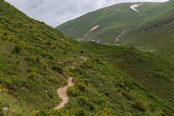 На спуске с перевала Чигордали Южный от коша вниз начинается отличная тропа до дна долины Марухи.