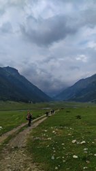 Утром идём по дороге к мосту через реку Маруха.