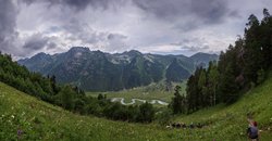 Подъём из долины реки Маруха по тропе к перевалу Хадюка.