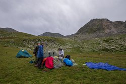 Шестой лагерь под перевалом Хадюка, поставленный из-за дождя.