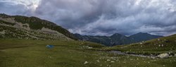 Вечерняя панорама с нашим лагерем под перевалом Хадюка. Вид в сторону долины реки Маруха и хребта Ужум.