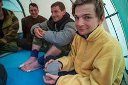 Пережидаем дожди в палатках шестого лагеря под перевалом Хадюка. Вечерние игры в дурака.
