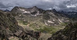 Вид с перевала Дождевой на юг, туда мы будем спускаться. Левее центра вершина 3176 м, дальше за ней правее центра вершина 3119 м, слева виден перевал Ходюк Южный 1А, справа внизу перевал Ветренный Марухский н/к.