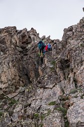 Спуск с перевала Дождевой. Алина на перилах в начале спуска.