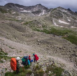 Спуск с перевала Дождевой. Выход из нижнего кулуара. Ниже поворачиваем резко вправо вдоль скал, которые прикрывают от камнепадов.