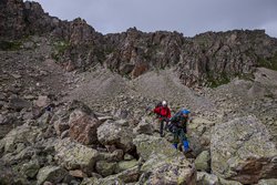 Спуск с перевала Дождевой. Крупноблочная морена в нижней части спуска.