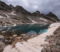 Фотоссесия на красивом озере под перевалом Десятиозёрный.