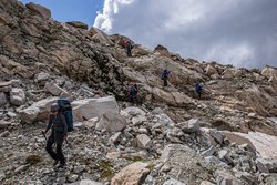 Спуск по скалам с перевала Десятиозёрный.