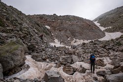 Самый неприятный участок с крутыми живыми осыпями на спуске с перевала Десятиозёрный.