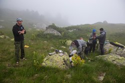 В тумане варим ужин в восьмом лагере на спуске в долину Аксаута.