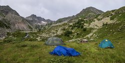 Дождливое утро в восьмом лагере на спуске в долину Аксаута. Вид обратно вверх по долине в сторону перевала Десятиозёрный.