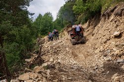 Ниже коша вскоре вышли на новую дорогу лесорубов. Почти сразу встретили медленно ползущий круто в гору гусеничный трактор.