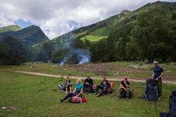 Вышли по лесовозной дороге к большому лагерю лесорубов на берегу реки Аксаут.