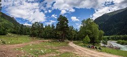 Долина реки Аксаут. Вдоль реки по долине идёт хорошая грунтовая дорога.