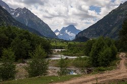 Вид вверх по долине реки Аксаут. В центре вершина Аксаут (Эрцахо) 3910 м в ГКХ.