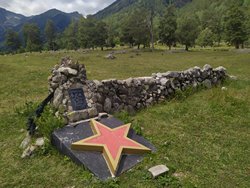 Память о боях, которые шли здесь в долине Аксаут в далёком 1942 году.