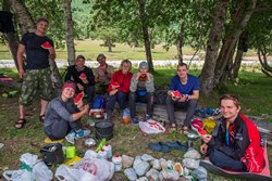 Обед на берегу реки Аксаут. На десерт подаренный нам арбуз.