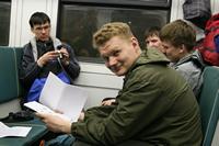 Ночная электричка. Читаем теорию по постройке плотов.