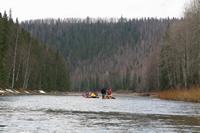 Катамараны легко догоняют и перегоняют плот.