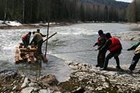 Но с помощью береговой команды поддержки и чалки плот удаётся снять с камня.