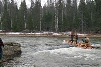 Пока одни кидают чалку, другие сливают из сапог воду.
