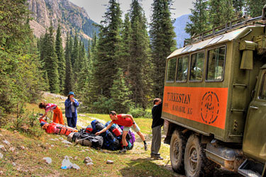 Фото 3. Выгрузка на дороге. До ФГС нас немного не довезли