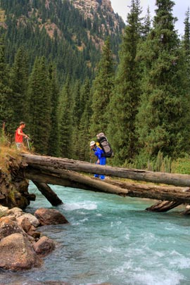 Фото 4. Переправа по разрушенному мосту через Чон-Кызыл-Суу