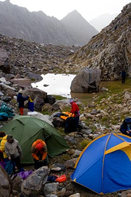 Фото 10. Лагерь в кармане морены ледника Айлама Западный