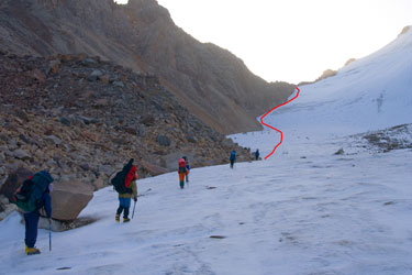 Фото 11. Подъём на перевал Айлама (2А) с запада. Путь подъёма.