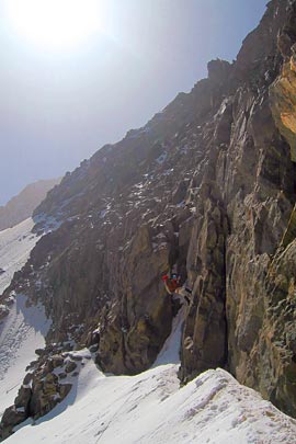 Фото 14. Спуск по третьей верёвке на скалах перевала Айлама