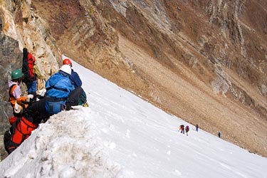 Фото 15. Спуск по леднику из-под скал перевала Айлама