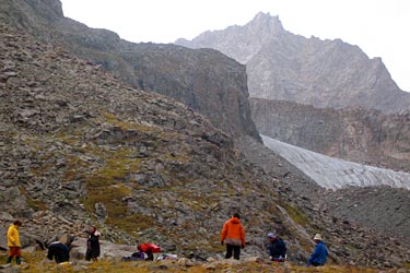 Фото 17. Лагерь у начала подъёма на перевал Армейских туристов