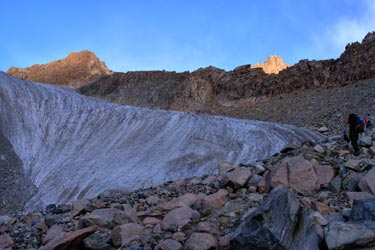 Фото 18. Подъём на язык безымянного ледника (отсутствует на всех картах), ведущего к перевалу Армейских туристов