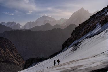 Фото 19. Выход на верхнее плато под перевал Армейских туристов. На заднем плане - пики Каракол и Огуз-Баши