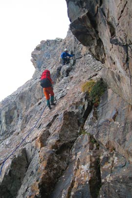 Фото 21. Вторая верёвка на скалах перевала Армейских туристов