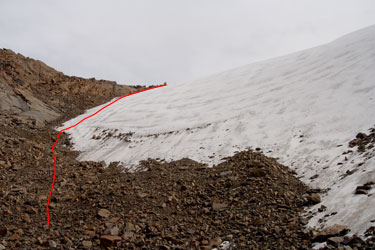 Фото 24. Вид на перевал Армейских туристов с запада. Путь спуска.