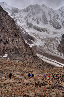 Фото 25. Спуск с перевала Армейских туристов в долину реки Айлама