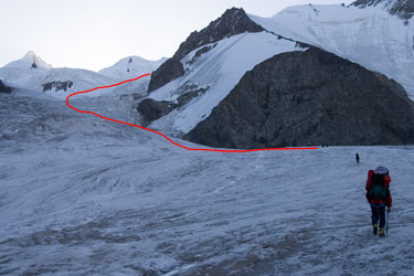 Фото 31. Путь подъёма по леднику Кельдыке Западный к перевалу Загадка Западный