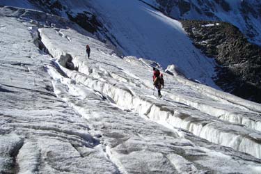 Фото 32. Среди трещин на леднике Кельдыке Западный