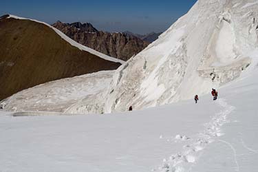 Фото 33. Выход на выполаживание ледника под перевалом Загадка Западный