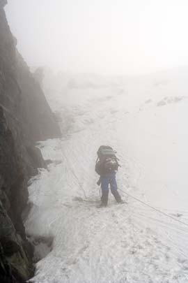 Фото 38. Спуск по перилам с пер. Загадка Западный в тумане. Первая верёвка.