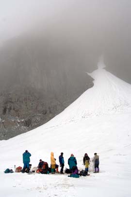 Фото 40. Обед под пер. Загадка Западный. На заднем плане характерный лавинный вынос